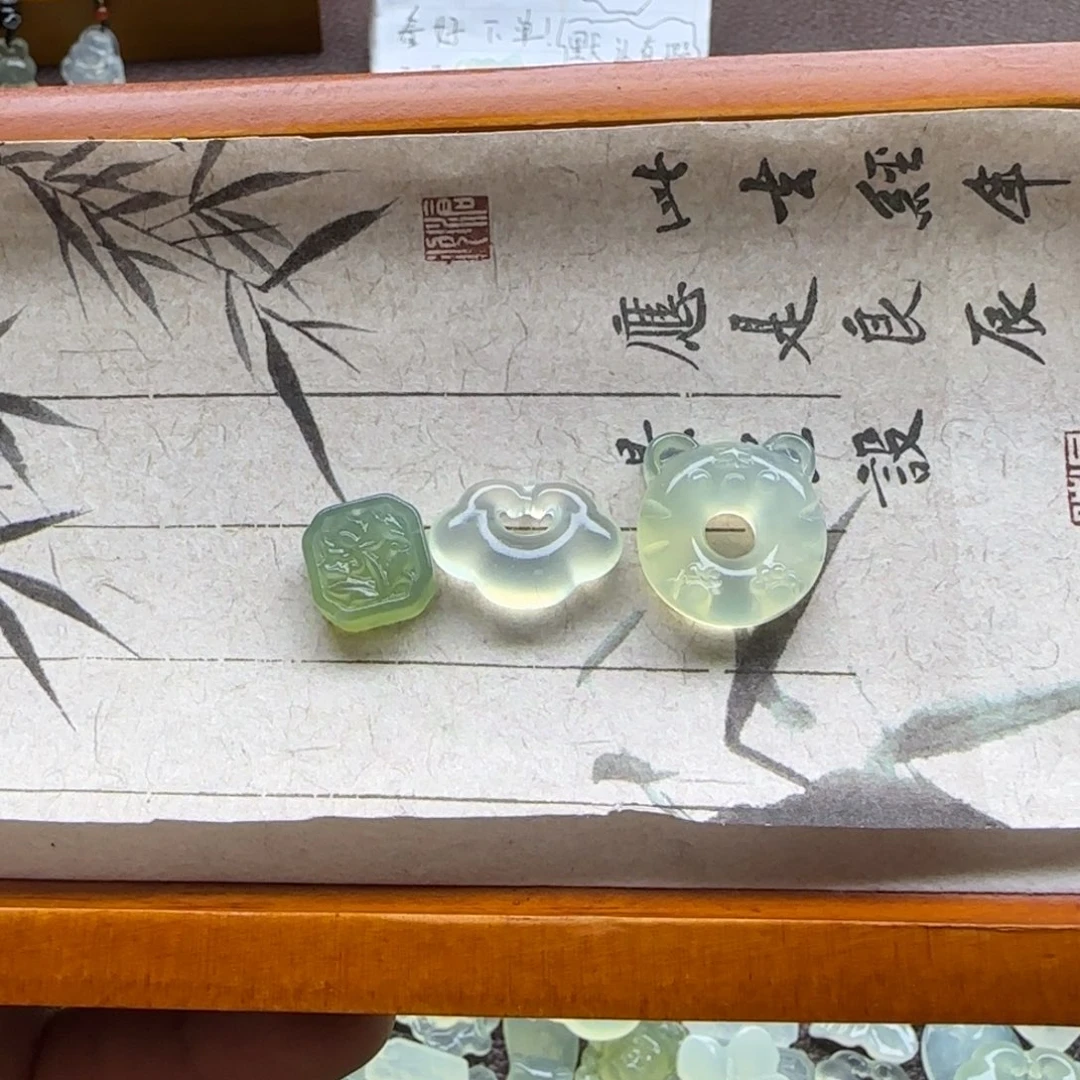 别***霜蛇纹石玉未镶嵌颈饰