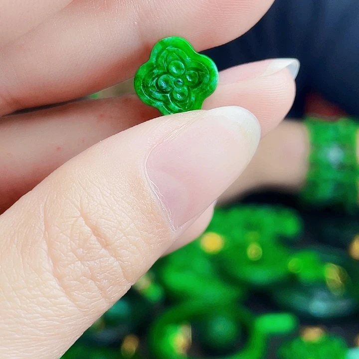 翡翠未镶嵌颈饰多样性