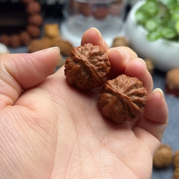 文玩核桃把件红皮八棱手捻1717