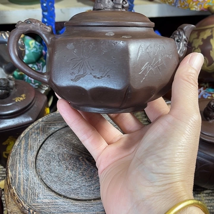 茶壶紫泥原矿泥料手工制作的一把紫砂壶。