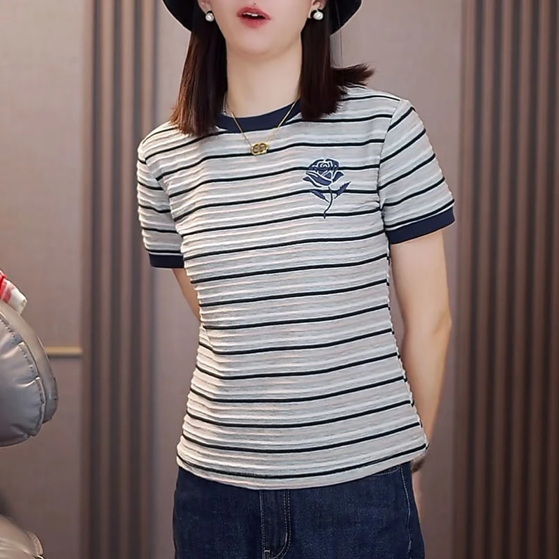 气质玫瑰刺绣圆领短袖T恤女夏季新款设计感撞色条纹显瘦上衣小衫
