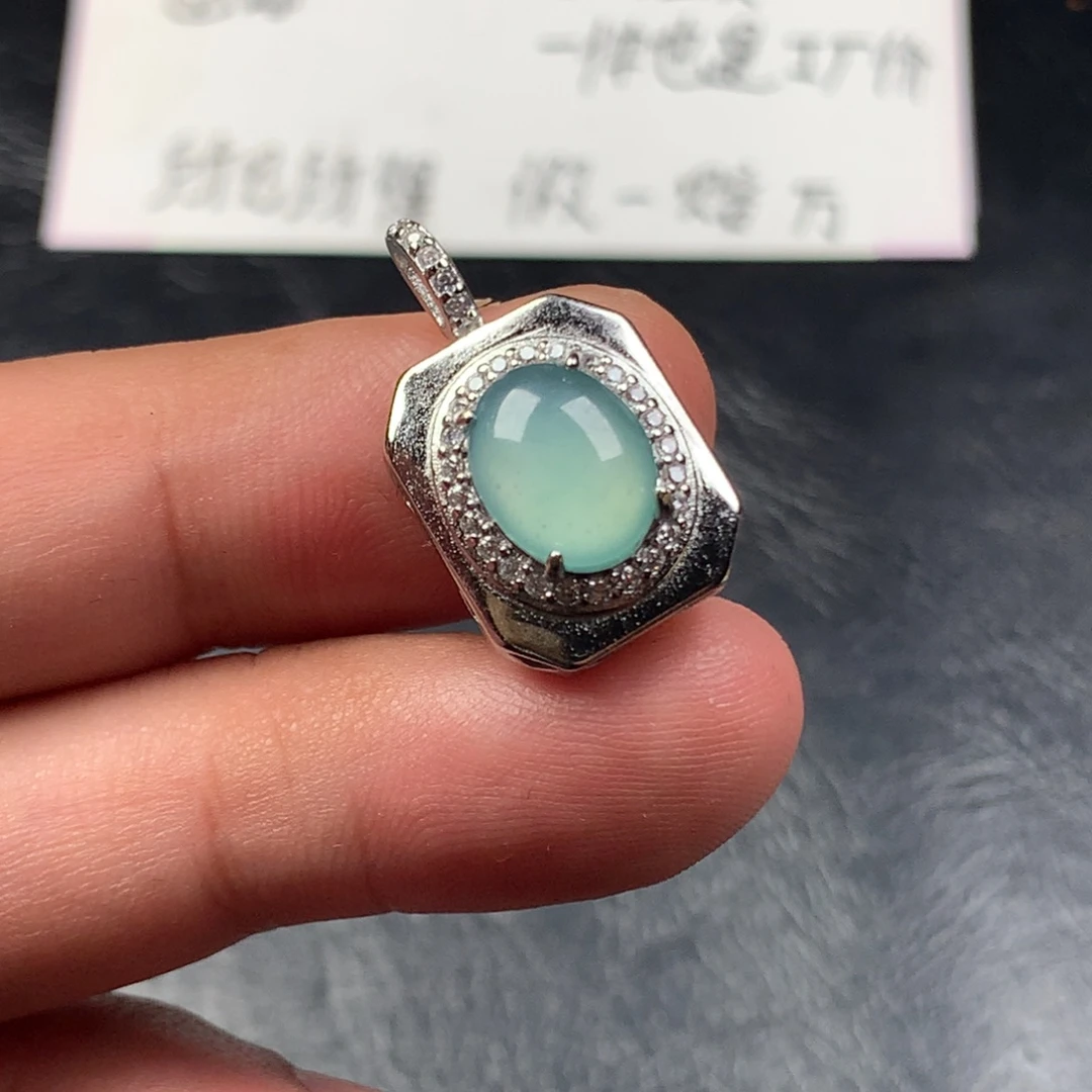 颈饰未镶嵌翡翠鸽子蛋