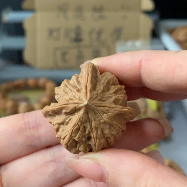 谢***行吊坠文玩核桃异形单只，有瑕疵