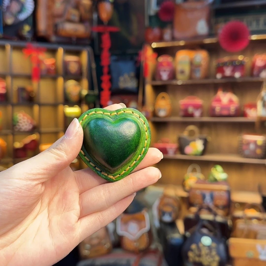 拾***光牦牛剖层皮革墨绿色爱心胸针