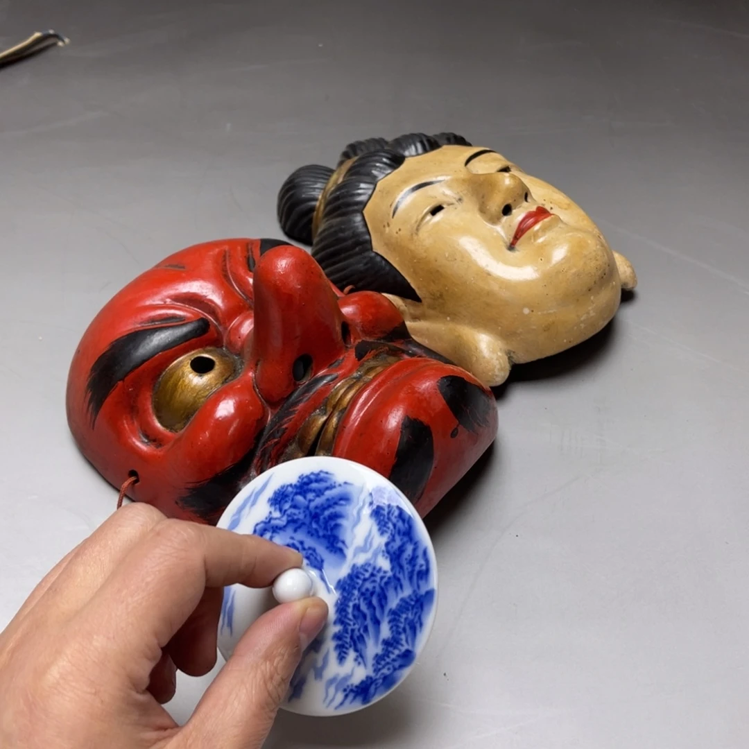 瓷片密密麻麻地排列着一个