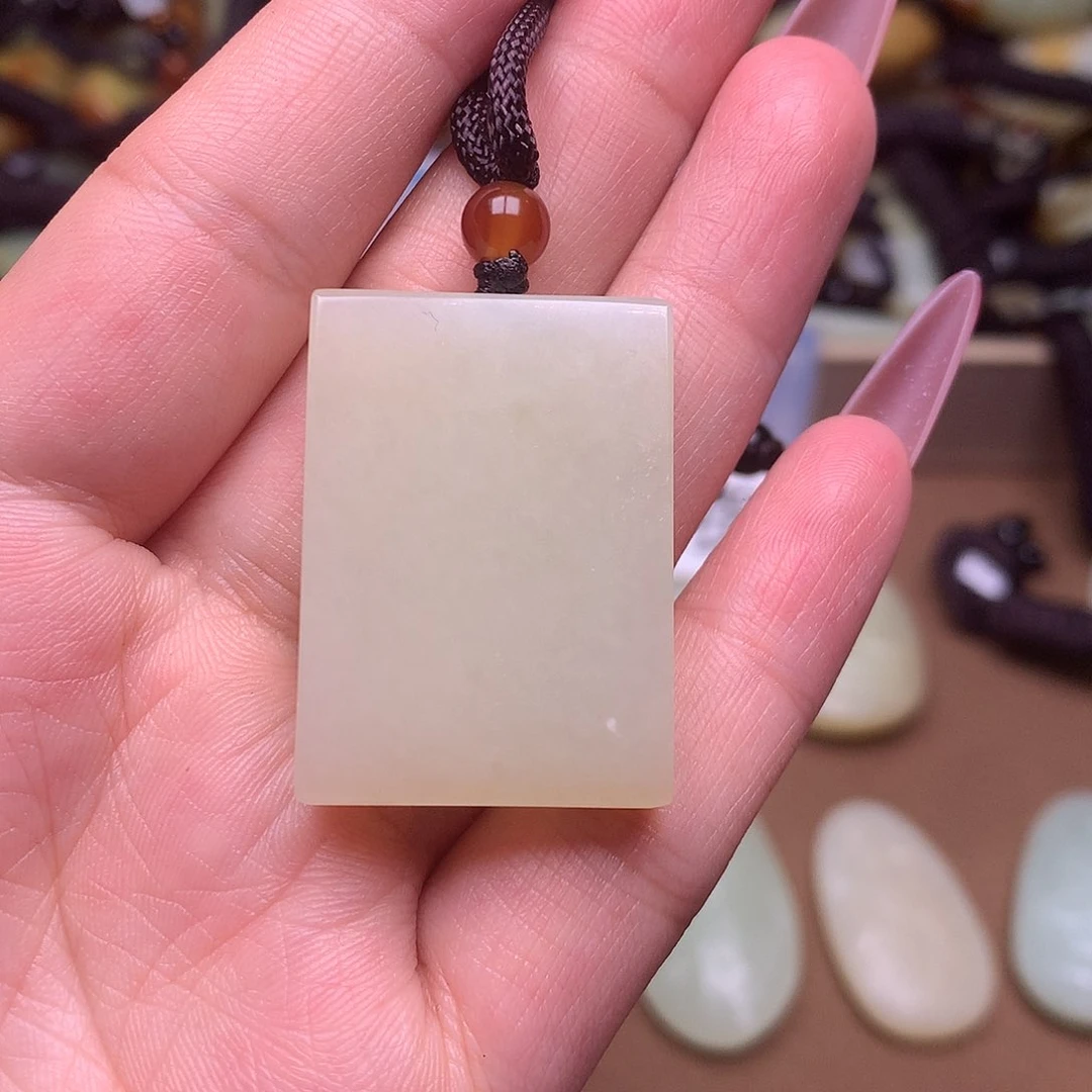 和田玉颈饰足铂镶嵌