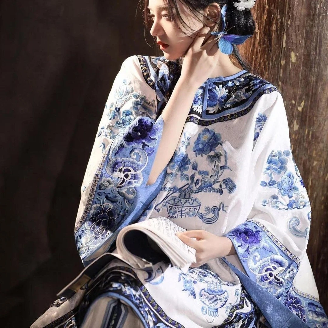 清朝格格服装清代旗装晚清汉服青花瓷印花上衣马面套装新款长袖百