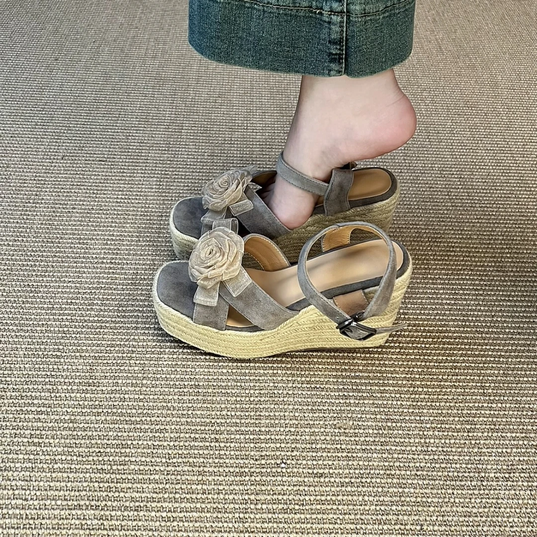 仙女风方头交叉带花朵露趾凉鞋女草编坡跟厚底百搭一字扣带凉鞋女