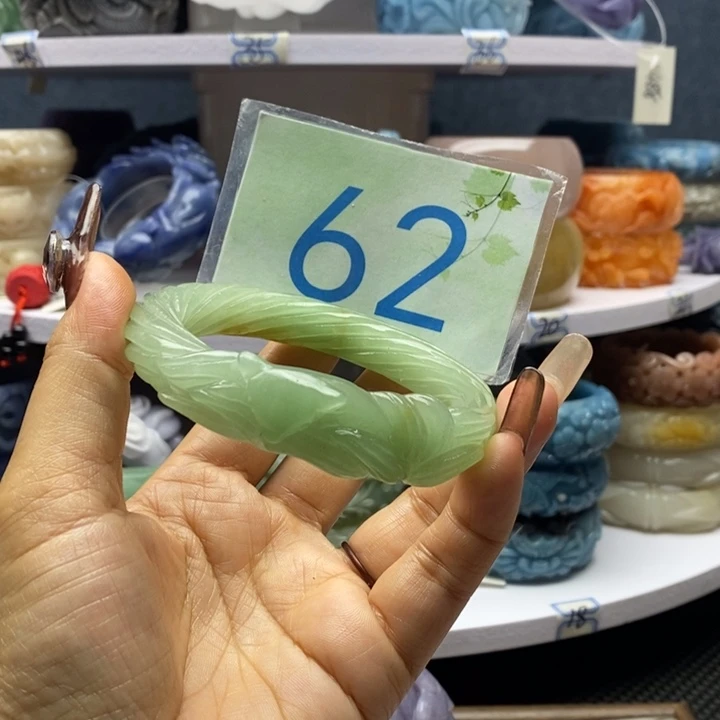 未镶嵌手镯石英岩玉