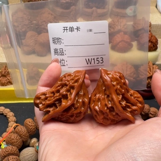 珍***惜桃核把件文玩工作室有没有人的时候可以看看