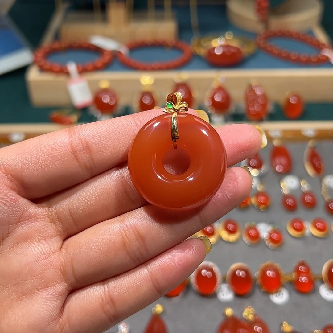 何***德南红玛瑙18K金镶嵌颈饰