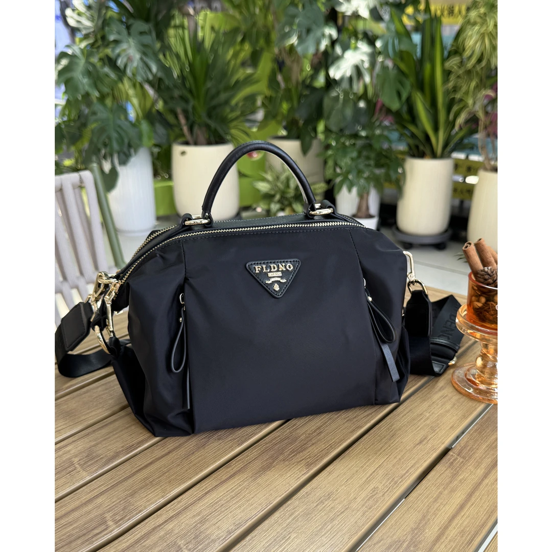 港风轻奢高级感女包休闲防水尼龙手提包多隔层斜跨包百搭通勤包包