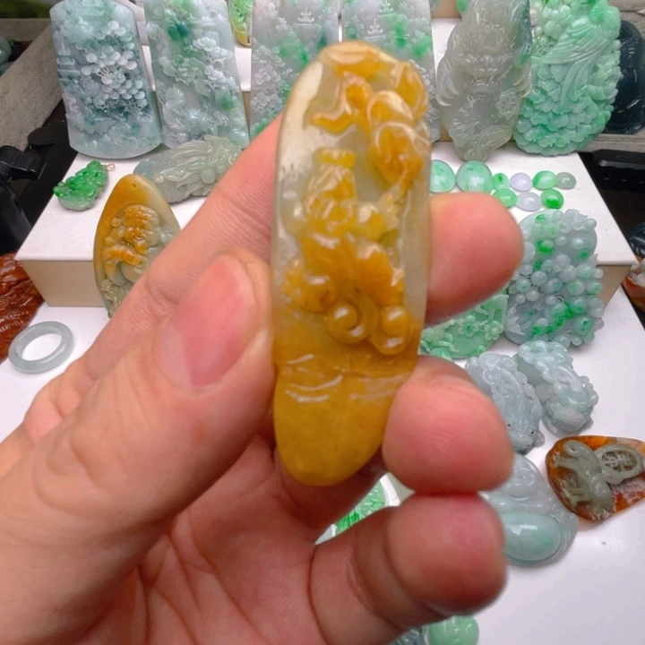 翡翠未镶嵌颈饰翡翠首饰