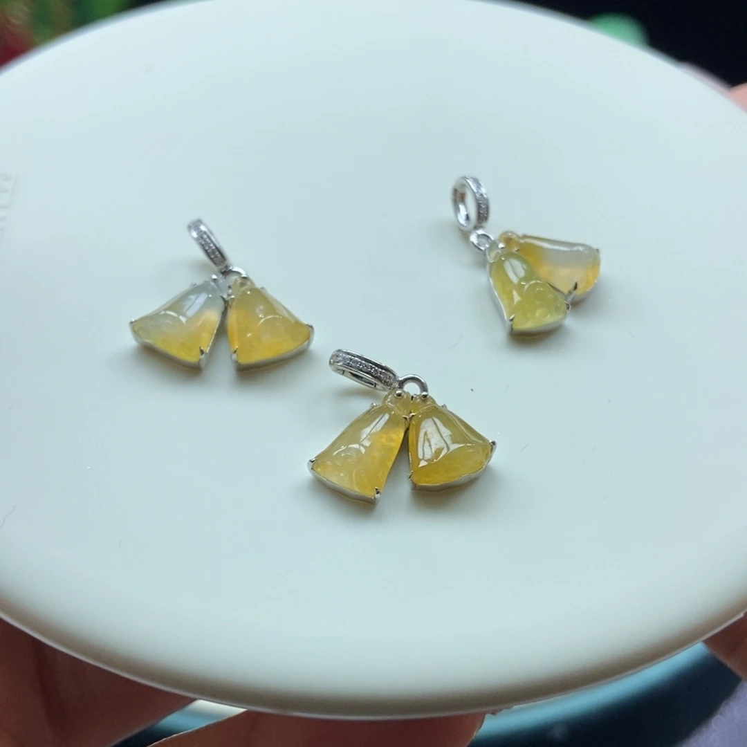 翡翠吊坠(不含链)18K金镶嵌翡翠冰黄莲蓬吊坠，随机发一个