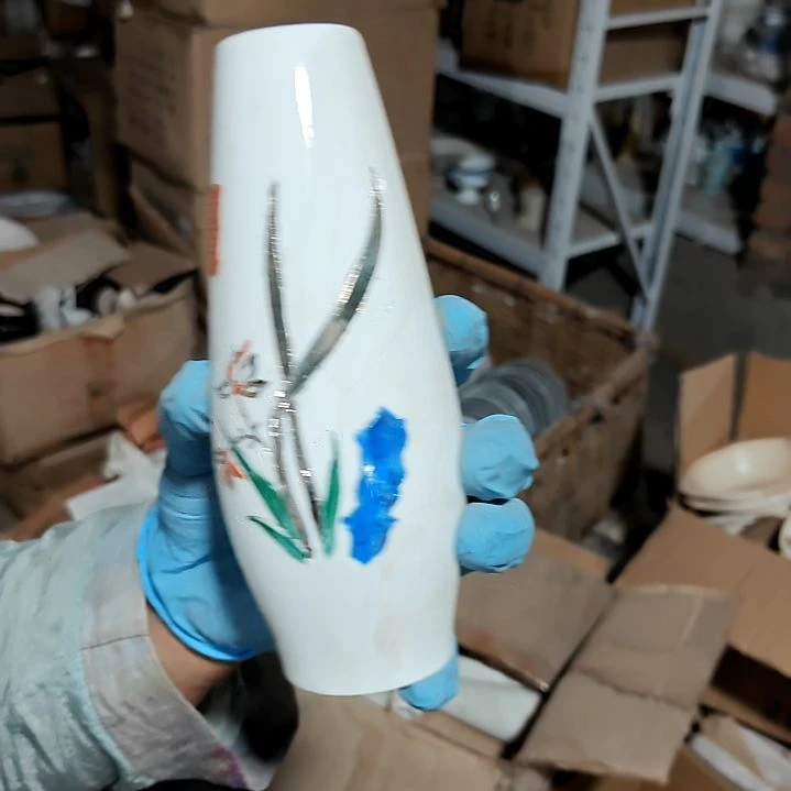 瓷片盘子碗茶壶啥都有