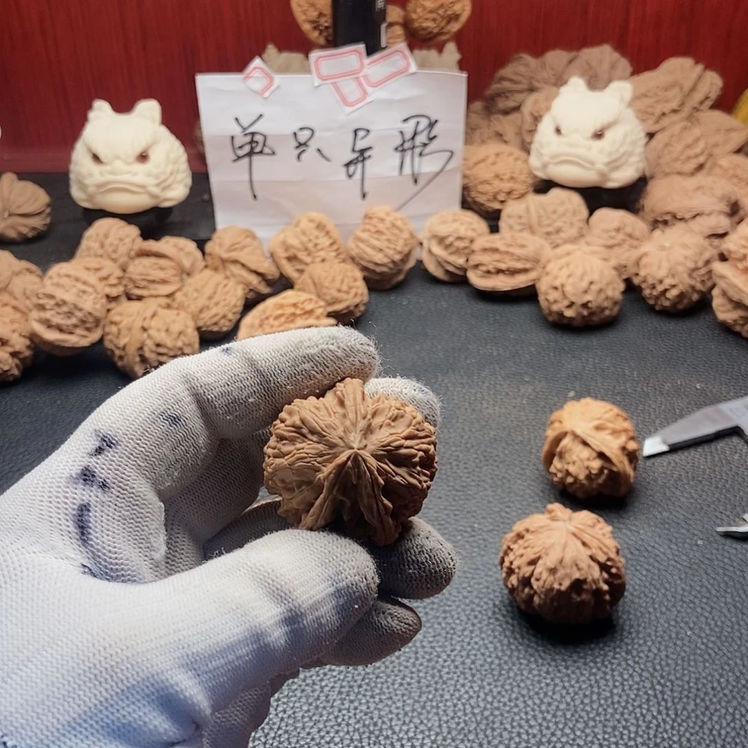 i***威文玩核桃吊坠白狮子三棱