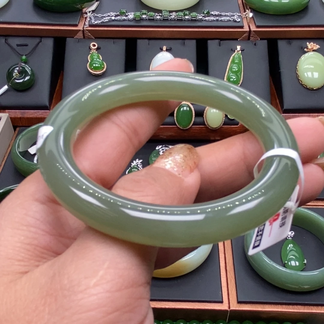 和田玉未镶嵌手镯