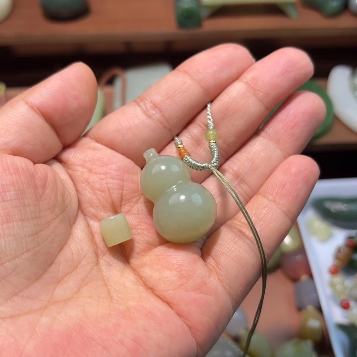 千****和田玉未镶嵌颈饰