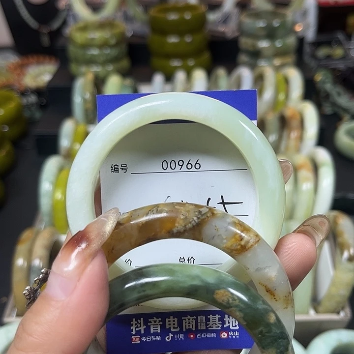 珂***茉蛇纹石玉未镶嵌手镯