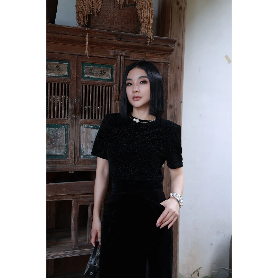 【妙妙精选】HUANGNAJI黑色时尚气质设计感圆领短袖25519