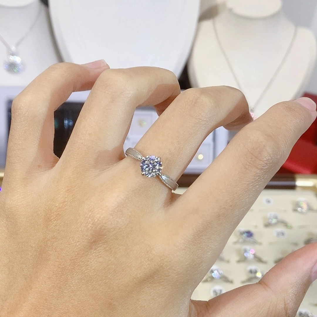 925银合成碳硅石丝带四爪1克拉