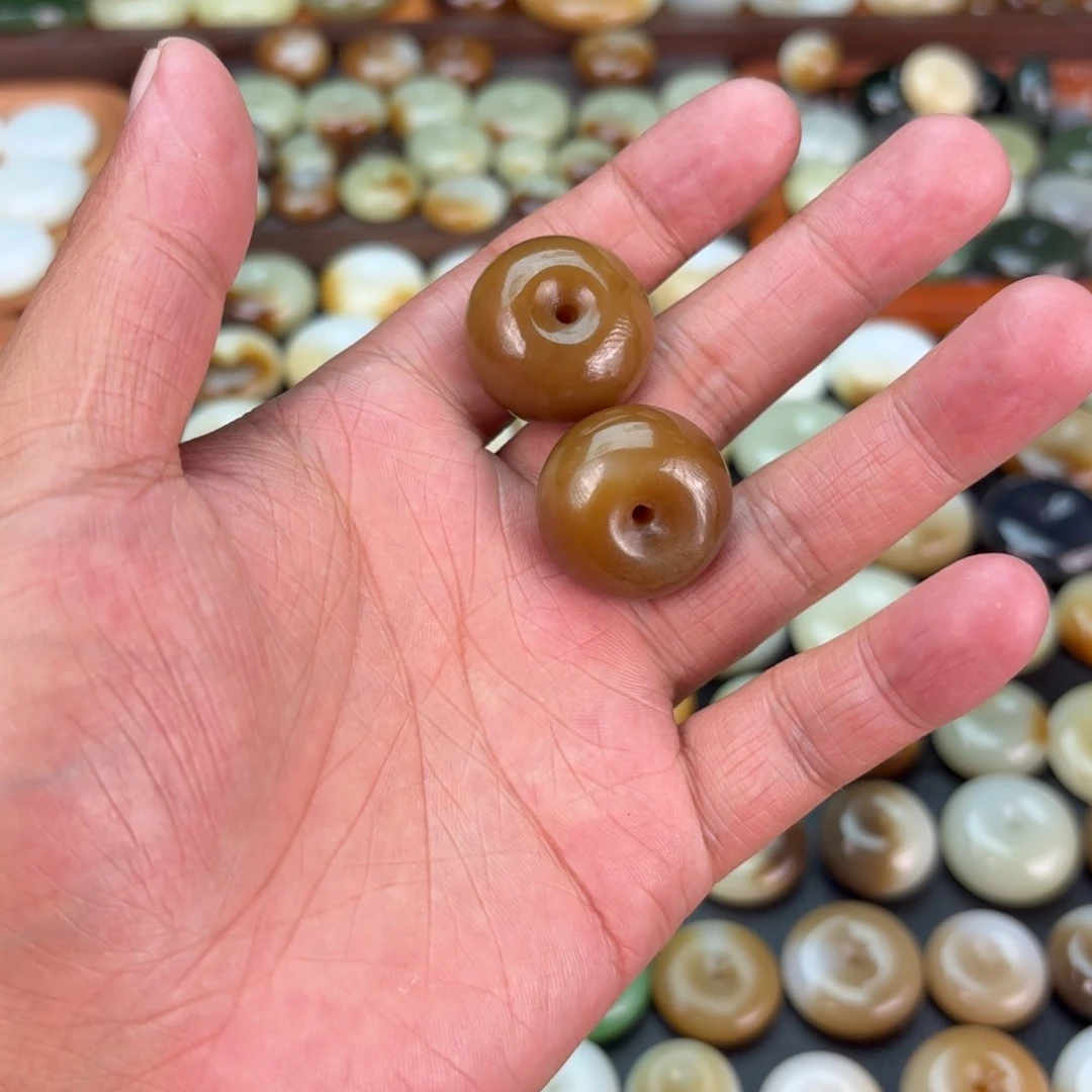 彼***向和田玉（糖玉）未镶嵌颈饰