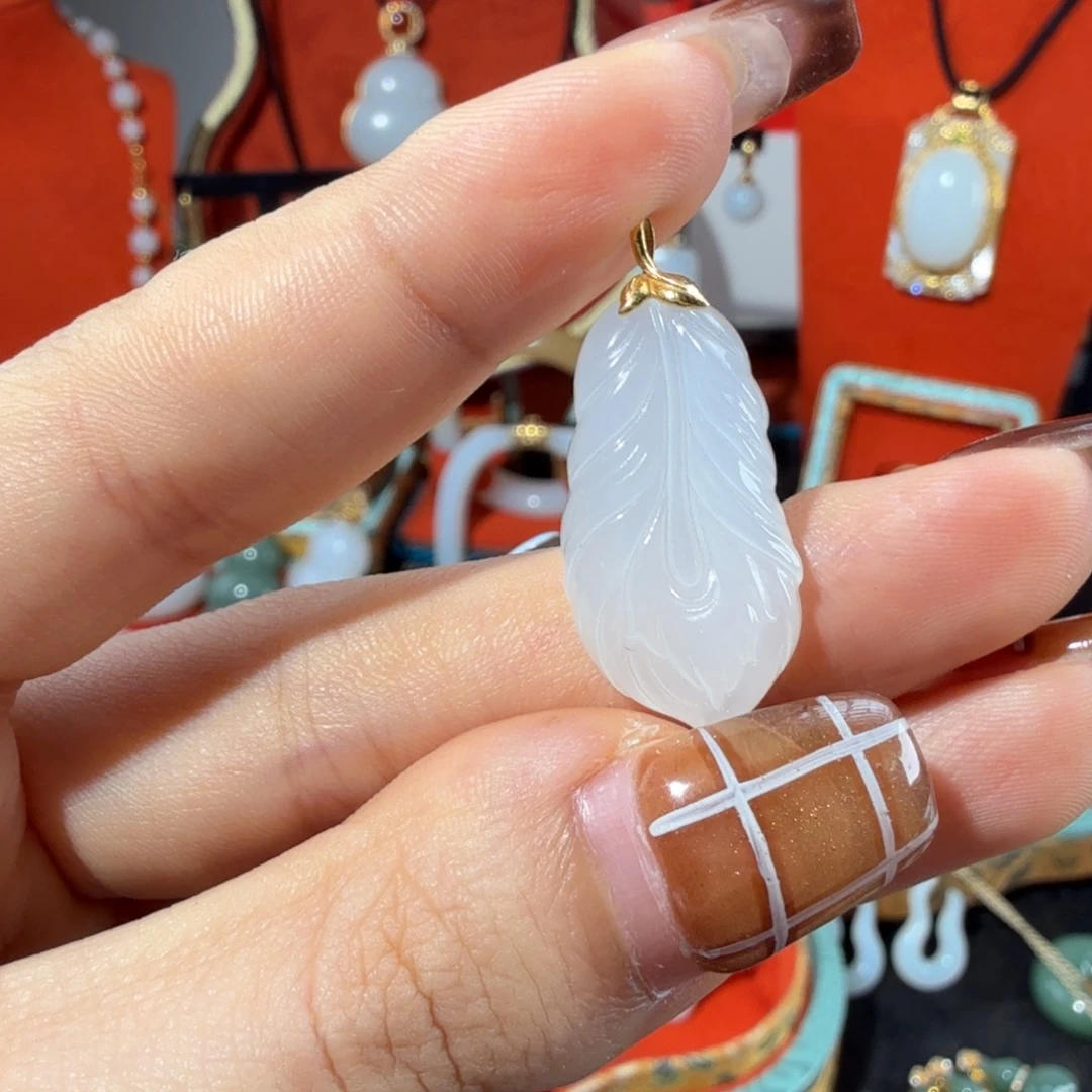 和田玉18K金镶嵌颈饰