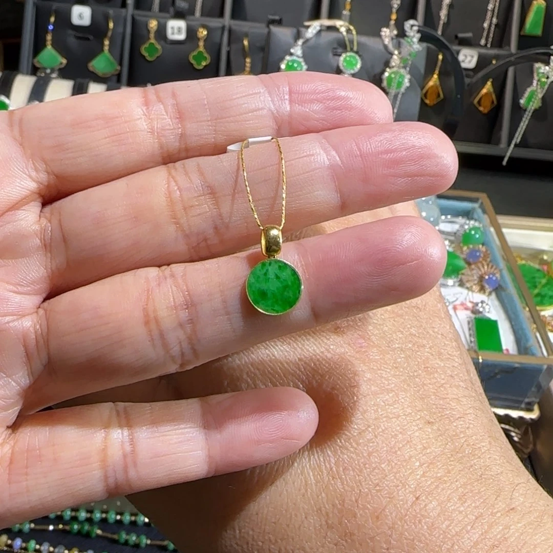 翡翠18K金镶嵌颈饰小吊坠