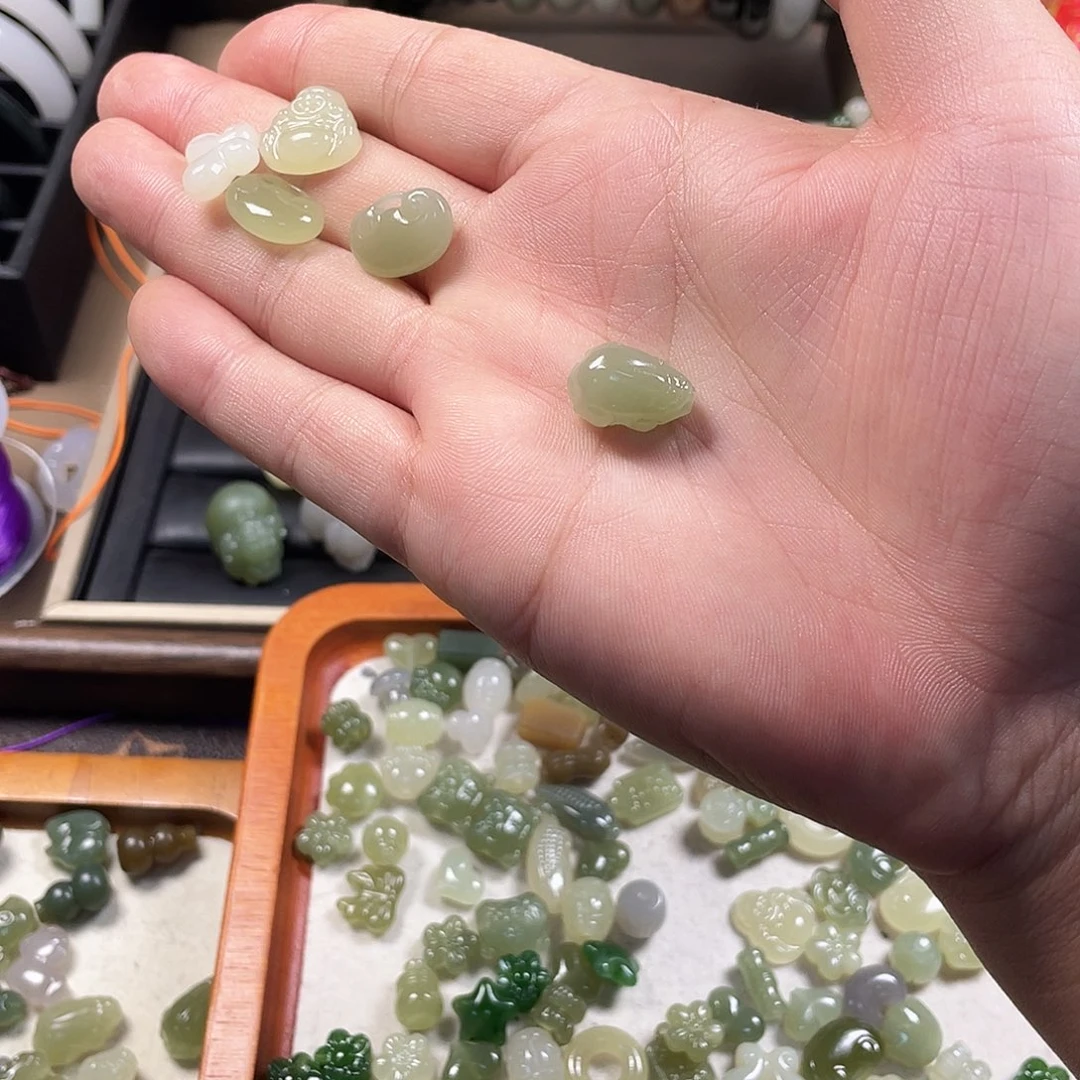 财***婆和田玉未镶嵌颈饰