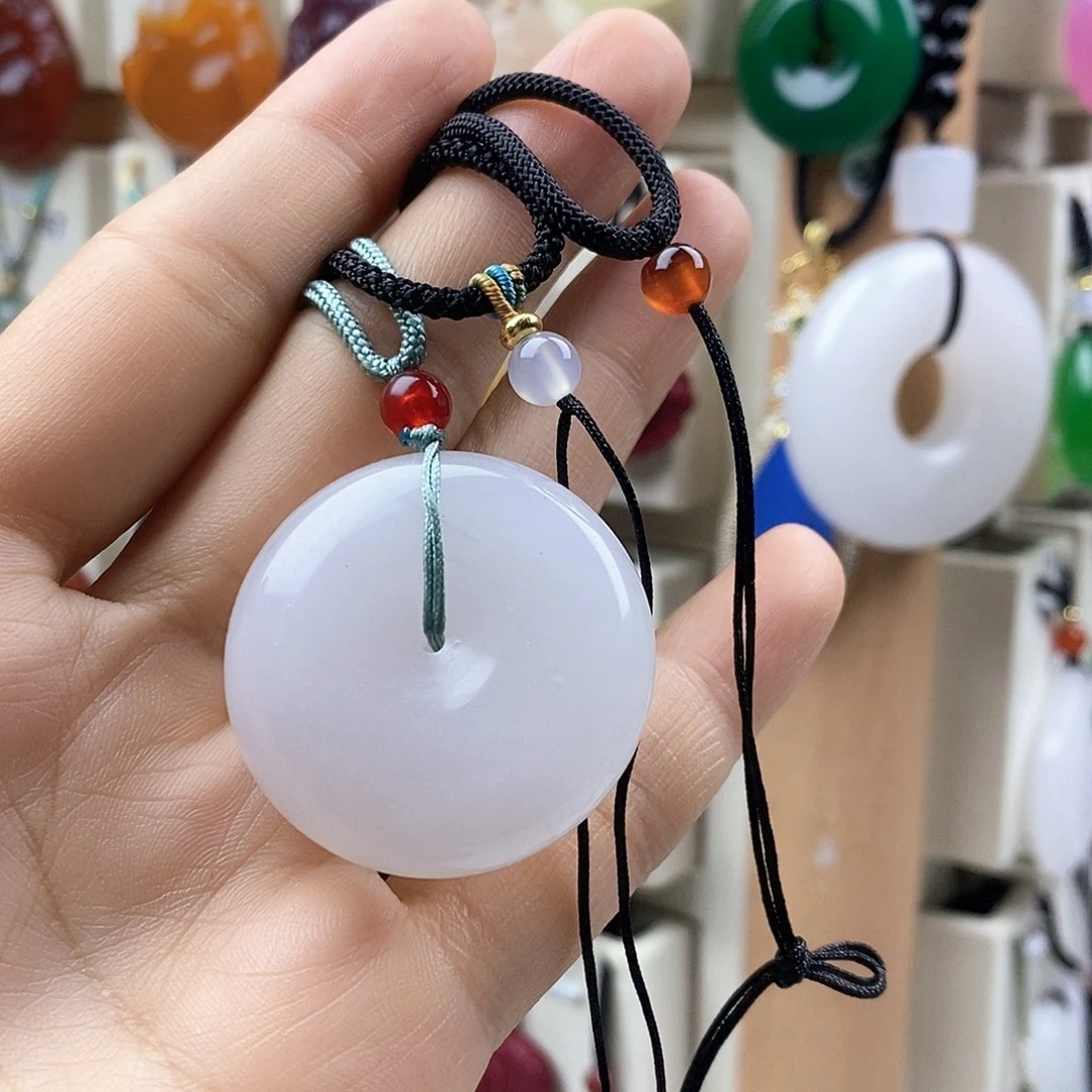 ****石英质玉未镶嵌颈饰