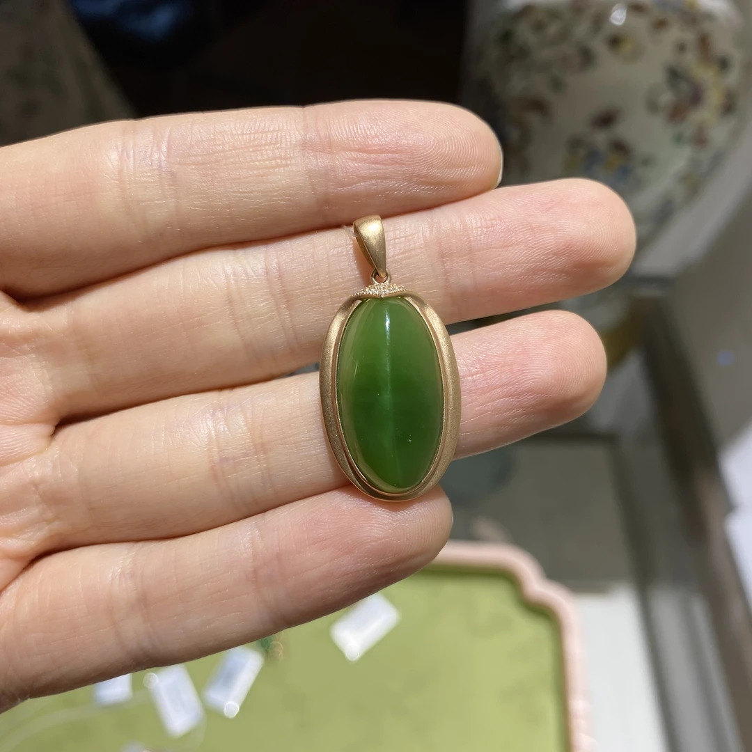 收藏级18k金镶和田碧玉俄碧老坑料冰底活绿猫辣阳绿吊坠