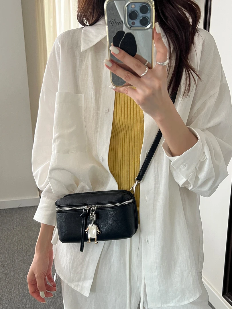 小巧精致手机包女2025新款轻便简约胸包时尚随身迷你斜挎包小包包