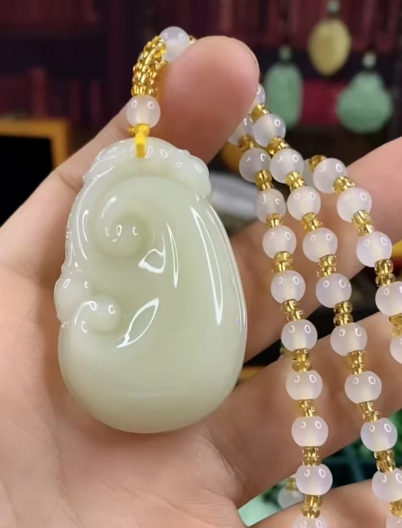 1.扬子白如意福豆经典百搭款吊坠