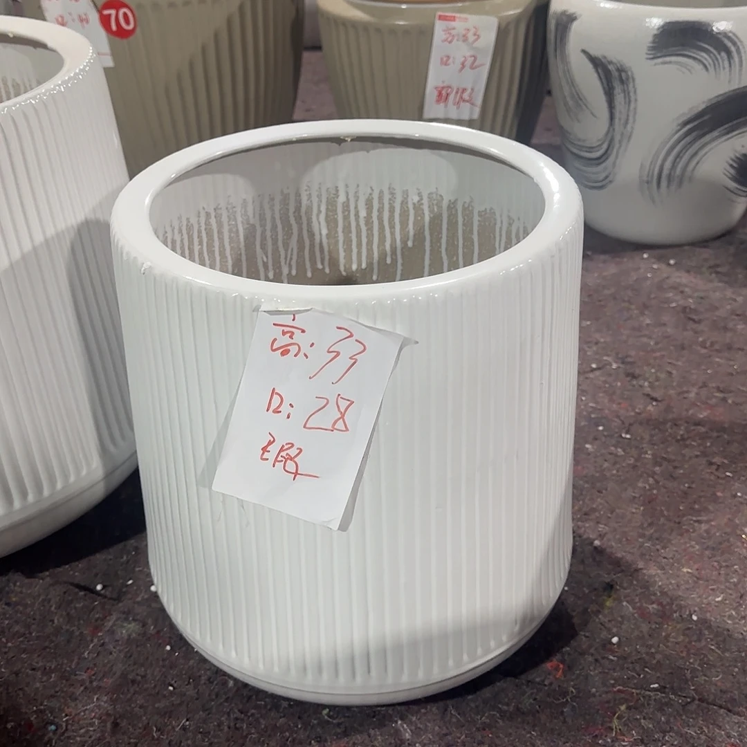 白色竖条纹小水滴一个