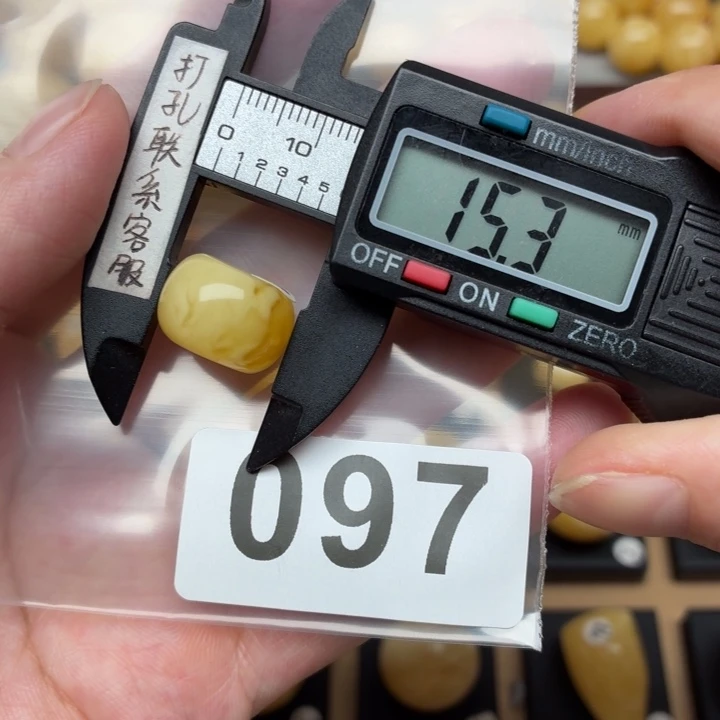 神***奕裸石琥珀未镶嵌蜜蜡