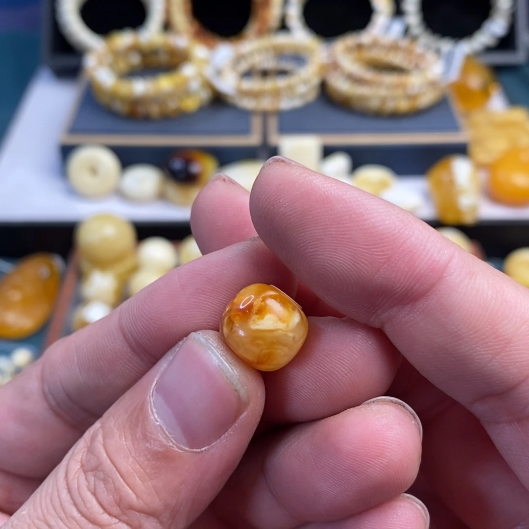 琥珀未镶嵌裸石12.7mm红沁