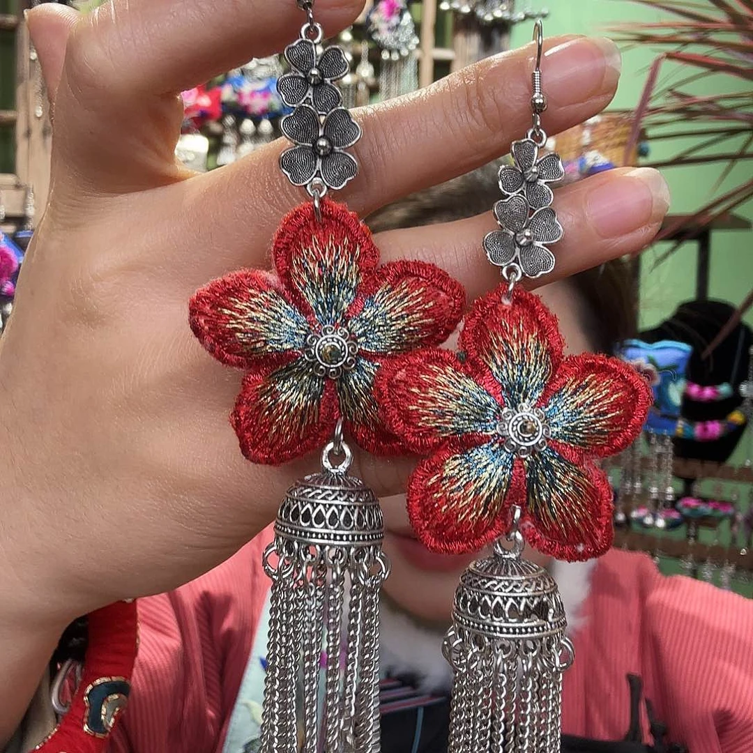 刺绣耳环。