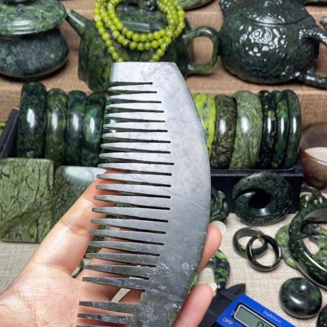 蛇纹石玉颈饰未镶嵌微瑕