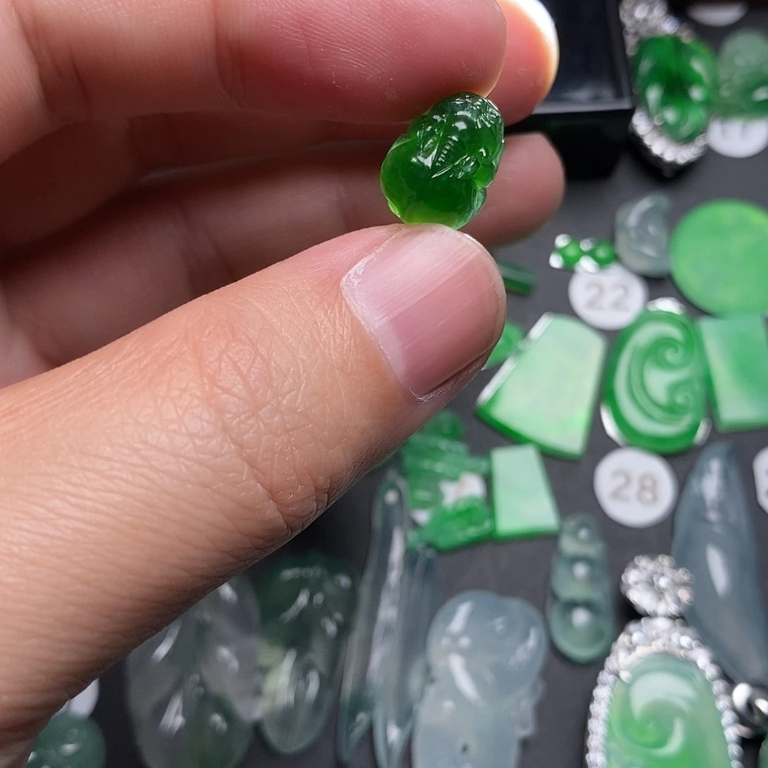 翡翠颈饰未镶嵌貔貅