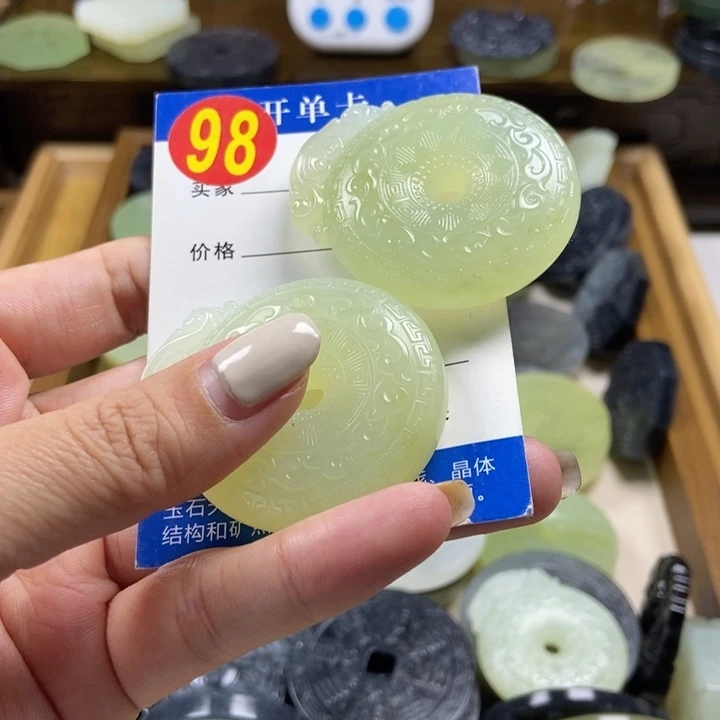 蛇纹石玉挂件未镶嵌黄**士