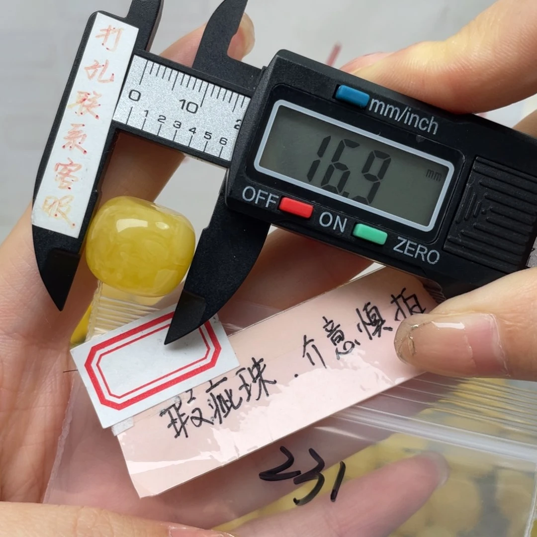 蜜蜡裸石未镶嵌人***?大瑕