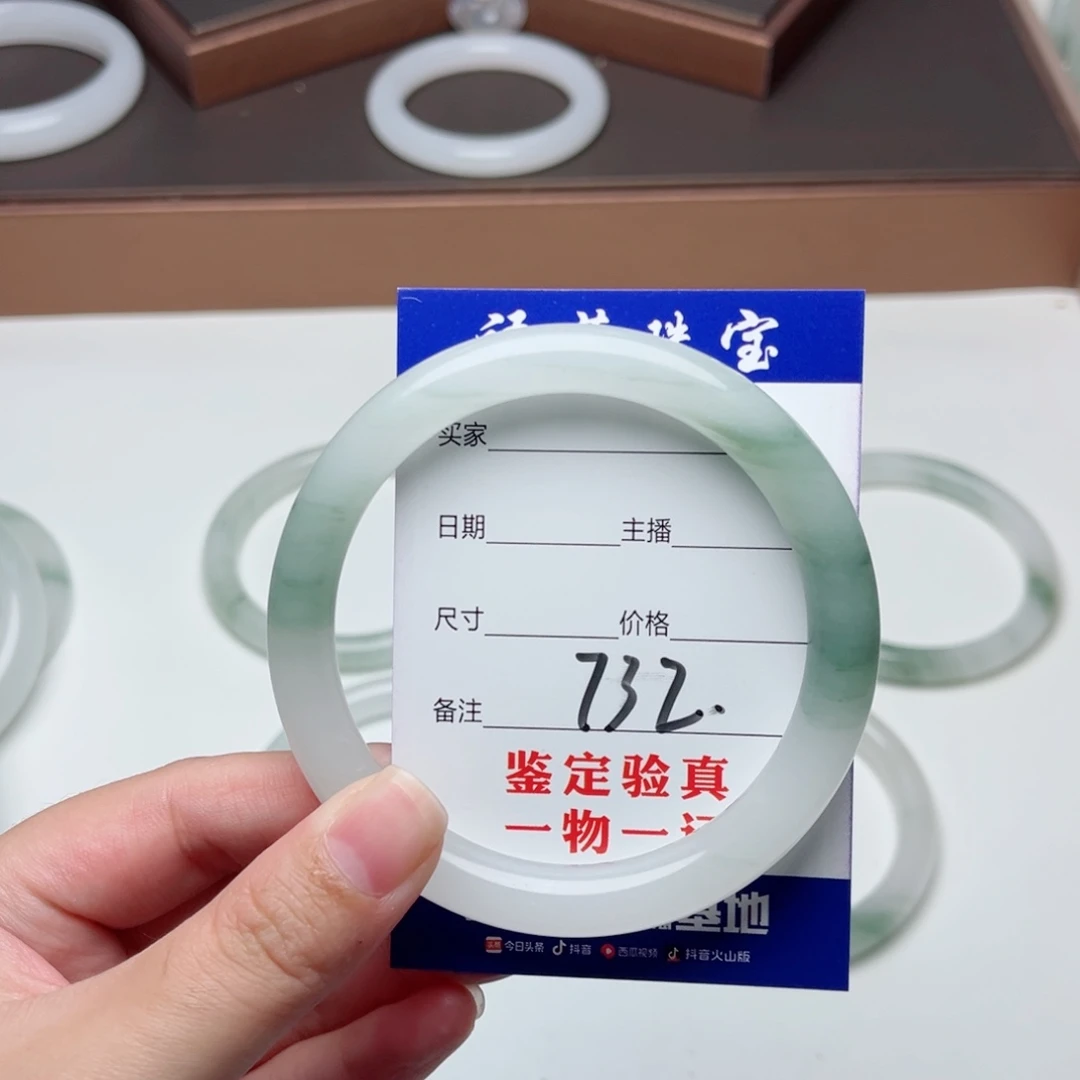 乐***糕石英质玉手镯未镶嵌
