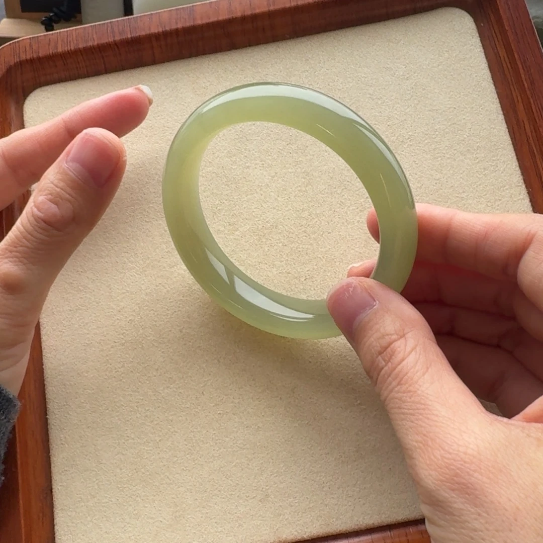 和田玉未镶嵌手镯