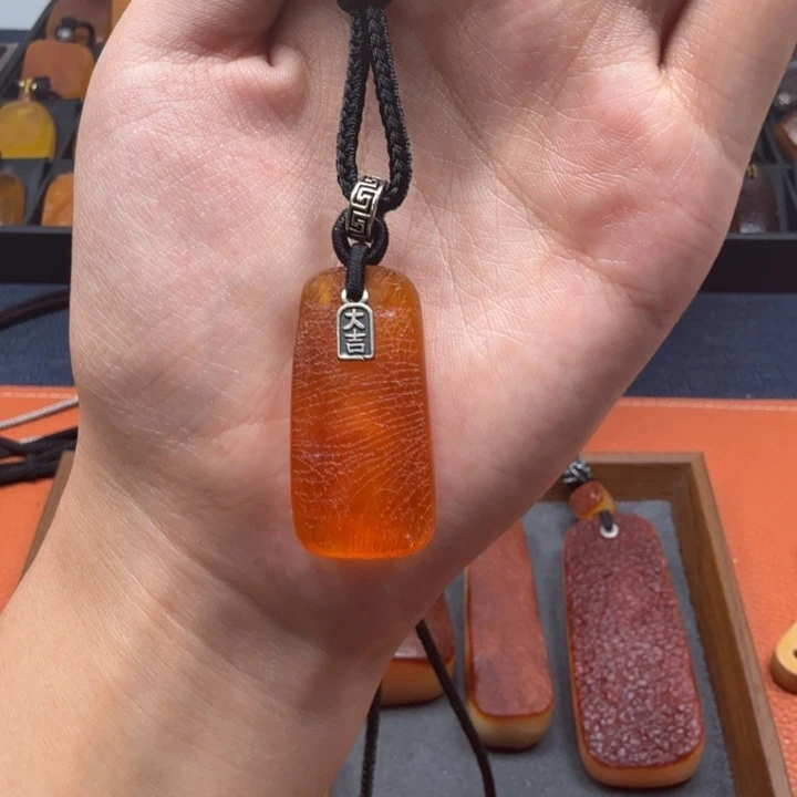 蜜蜡未镶嵌吊坠(赠链)