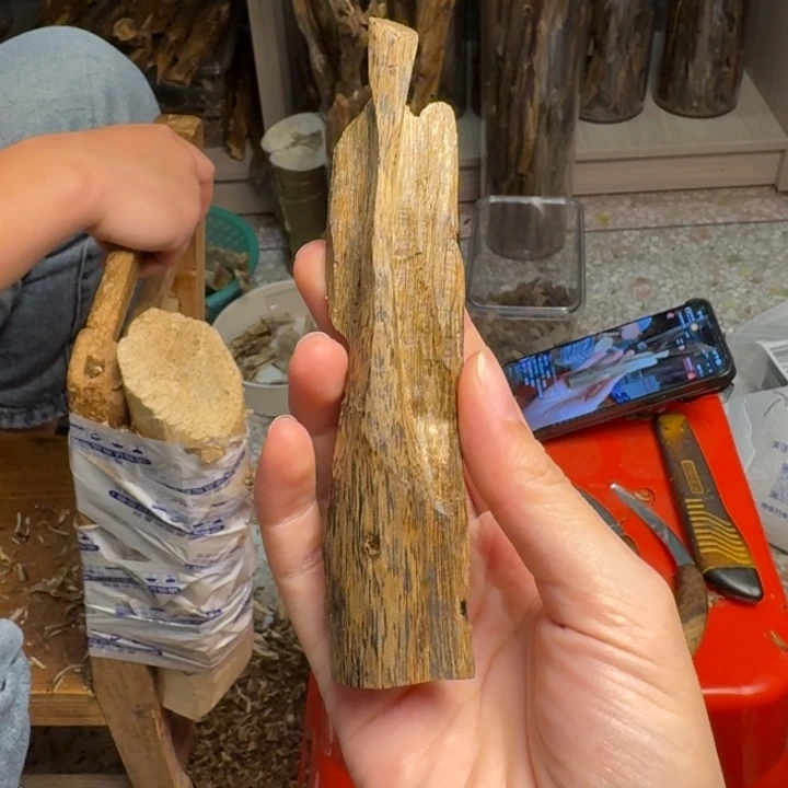 沉香碎屑沉香白棋块料19克