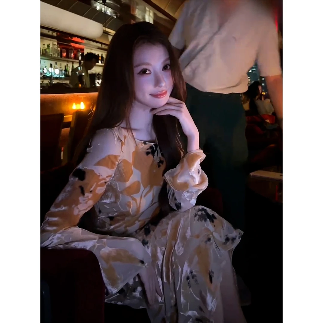 秋季贵气感御姐穿搭名媛气质女神范长裙巨好看的印花掐腰连衣裙子