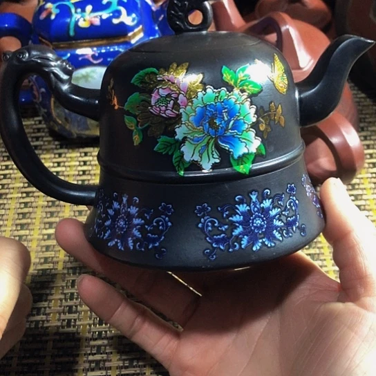 紫砂茶壶原矿泥料手工制作的紫砂壶。