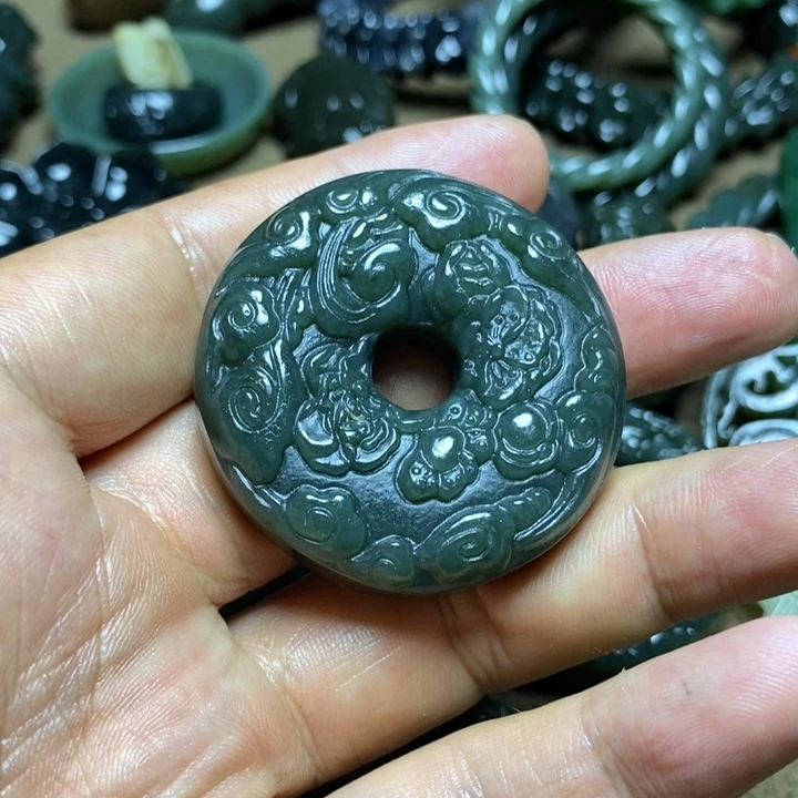 颈饰未镶嵌透闪石质玉