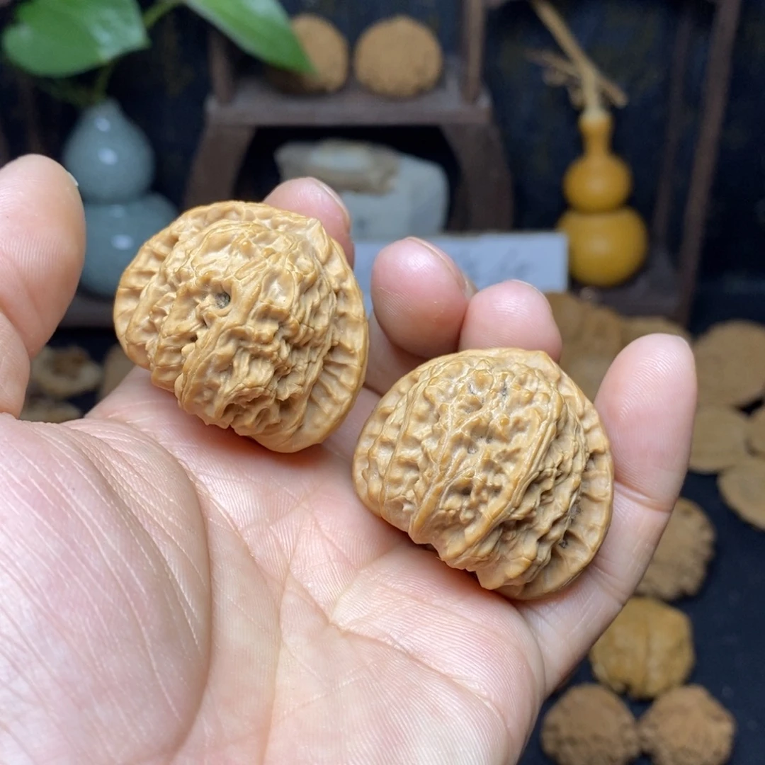 文玩核桃吊坠40三角白