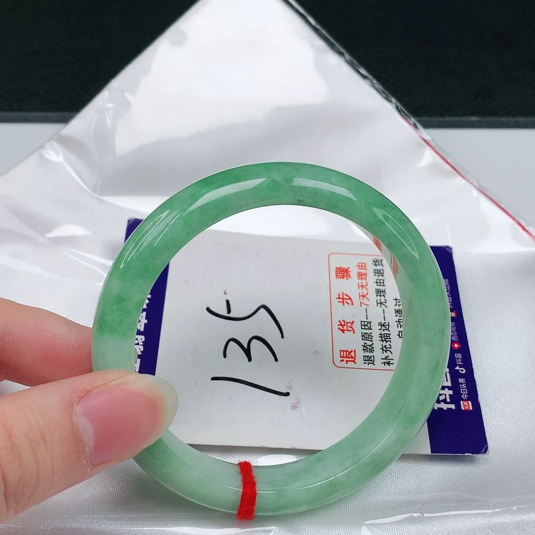 翡翠手镯未镶嵌翡翠